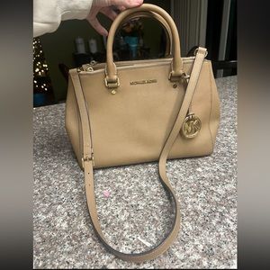 Michael kors medium size purse